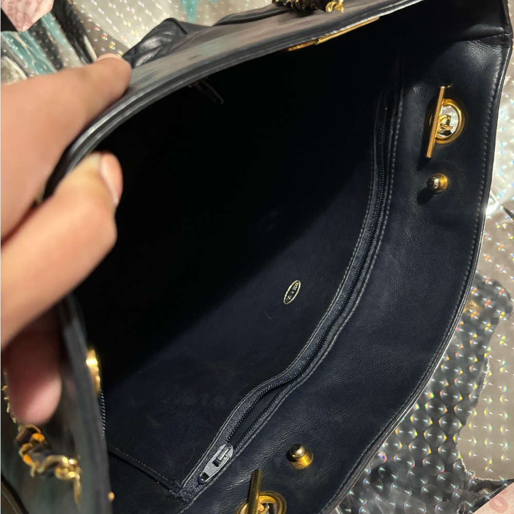 Vintage Chanel Black Leather tote - Picture 12 of 16